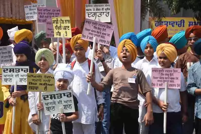 शहर में Baisakhi उत्सव के उपलक्ष्य में पगड़ी बांधने की प्रतियोगिता आयोजित शहर में Baisakhi उत्सव के उपलक्ष्य में पगड़ी बांधने की प्रतियोगिता आयोजित