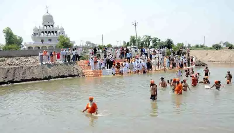 सीचेवाल ने बैसाखी पर Budha Darya में डुबकी लगाई, स्पीकर ने उनके प्रयासों की सराहना की सीचेवाल ने बैसाखी पर Budha Darya में डुबकी लगाई, स्पीकर ने उनके प्रयासों की सराहना की