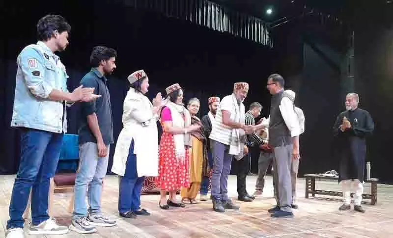 रंगमंच के दिग्गज Manohar Singh को श्रद्धांजलि दी गई रंगमंच के दिग्गज Manohar Singh को श्रद्धांजलि दी गई