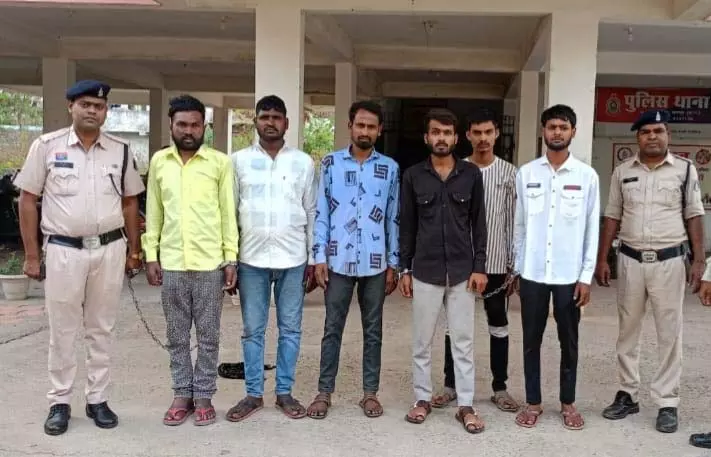 नशा करते 6 युवक धरे गए, पुलिस ने भेजा जेल नशा करते 6 युवक धरे गए, पुलिस ने भेजा जेल