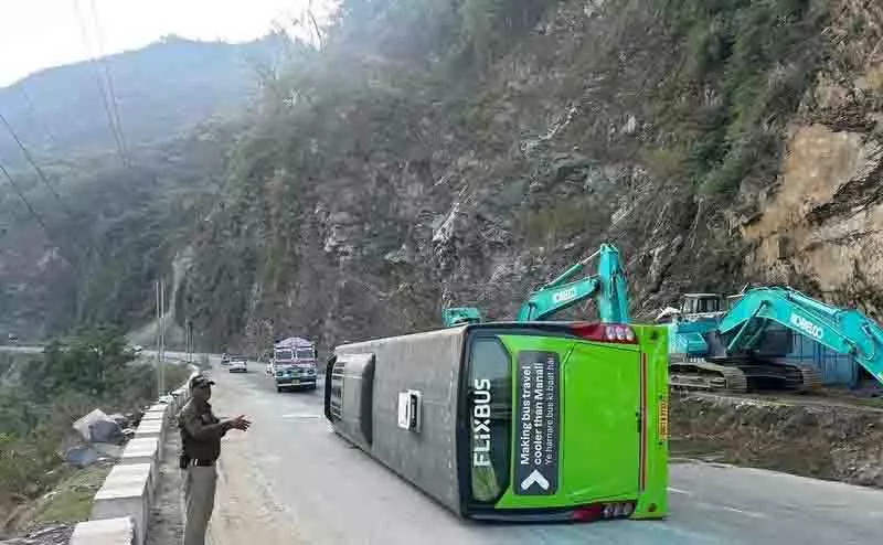 Kiratpur-Manali राजमार्ग पर वोल्वो बस पलटने से 29 लोग घायल Kiratpur-Manali राजमार्ग पर वोल्वो बस पलटने से 29 लोग घायल