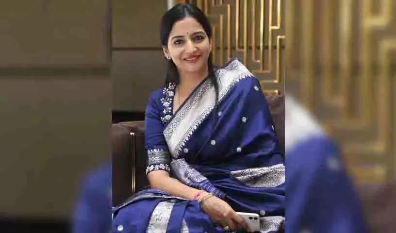 Hyderabad के चिकित्सक ने इंडिगो की उड़ान में 74 वर्षीय गंभीर मरीज को बचाया Hyderabad के चिकित्सक ने इंडिगो की उड़ान में 74 वर्षीय गंभीर मरीज को बचाया