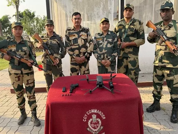 BSF ने अमृतसर सीमा पर पिस्तौल और गोलाबारूद के साथ बरामद किया ड्रोन BSF ने अमृतसर सीमा पर पिस्तौल और गोलाबारूद के साथ बरामद किया ड्रोन