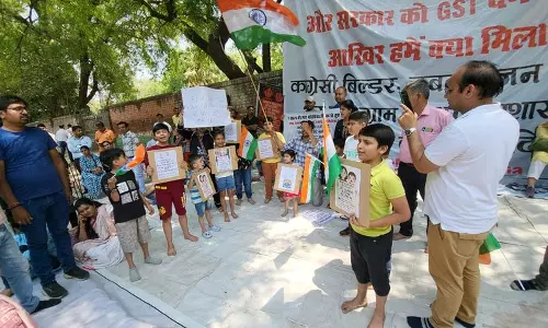 माहिरा हाउसिंग प्रोजेक्ट के खरीदारों ने किया विरोध प्रदर्शन