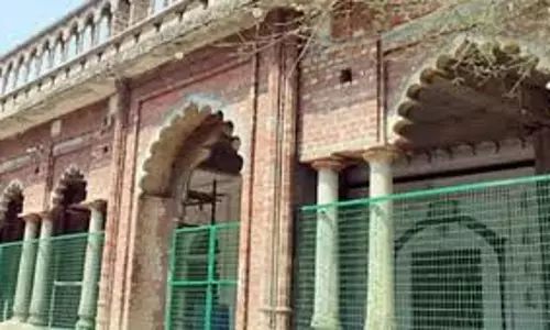 Moradabad: सैकड़ों साल पुरानी दरगाह की जमीन को लेकर जांच शुरू Moradabad: सैकड़ों साल पुरानी दरगाह की जमीन को लेकर जांच शुरू