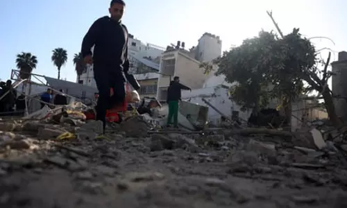 इजरायली हवाई हमले के बाद गाजा अस्पताल को करना पड़ा बंद इजरायली हवाई हमले के बाद गाजा अस्पताल को करना पड़ा बंद