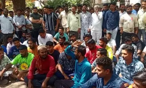 हुबली में पांच वर्षीय बच्ची की संदिग्ध परिस्थितियों में मौत, थाने के सामने प्रदर्शन हुबली में पांच वर्षीय बच्ची की संदिग्ध परिस्थितियों में मौत, थाने के सामने प्रदर्शन