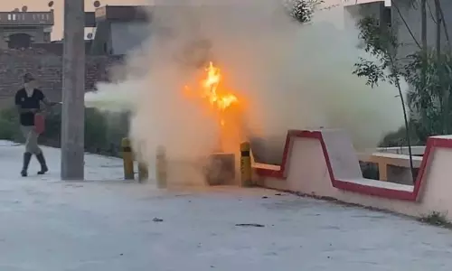 Punjab : बड़ा हादसा टला, गैस पाइपलाइन में लीकेज के कारण लगी आग Punjab : बड़ा हादसा टला, गैस पाइपलाइन में लीकेज के कारण लगी आग