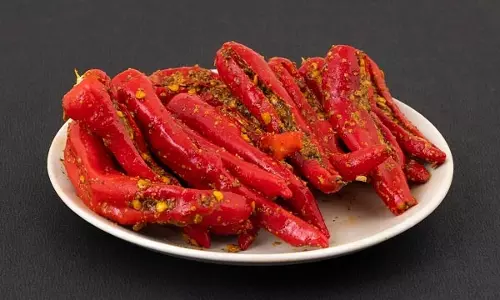 Recipe: घर पर झटपट बनाएं भरवां लाल मिर्च का अचार Recipe: घर पर झटपट बनाएं भरवां लाल मिर्च का अचार