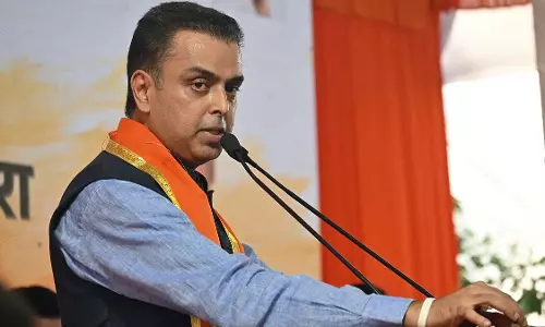 कोलाबा जेट्टी के खिलाफ बढ़ते विरोध में मिलिंद देवड़ा भी शामिल; 229 करोड़ की परियोजना ठप कोलाबा जेट्टी के खिलाफ बढ़ते विरोध में मिलिंद देवड़ा भी शामिल; 229 करोड़ की परियोजना ठप