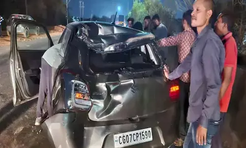 ट्रक चालक ने कार को मारी ठोकर, बाइक सवार आया चपेट में, दो लोग घायल
