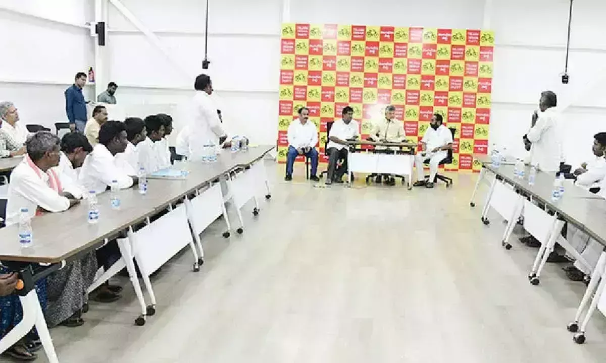 Andhra: नायडू ने आत्मकुर में अनुसूचित जाति परिवारों को पूर्ण सहायता का आश्वासन दिया