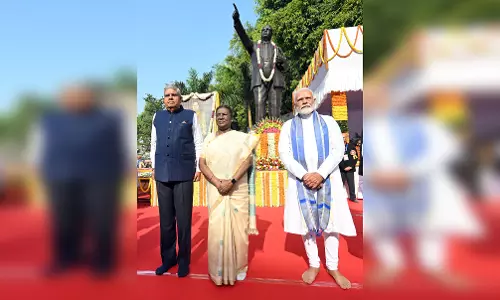 राष्ट्रपति मुर्मू और पीएम मोदी ने संसद में बाबासाहेब डॉ. भीमराव अंबेडकर को पुष्पांजलि अर्पित की राष्ट्रपति मुर्मू और पीएम मोदी ने संसद में बाबासाहेब डॉ. भीमराव अंबेडकर को पुष्पांजलि अर्पित की