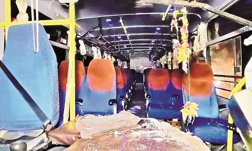 बस खड़ी लॉरी से टकराई: 30 घायल