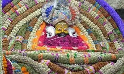 Rajasthan: खाटूश्याम जी मंदिर में उमड़ी लाखों की भीड़, कतार में बेहोश हुए श्रद्धालु