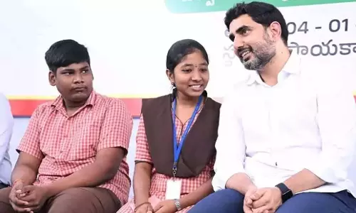 Andhra: इंटर टॉपर राज्यलक्ष्मी को सम्मानित किया गया Andhra: इंटर टॉपर राज्यलक्ष्मी को सम्मानित किया गया