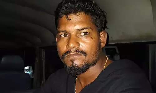 Tamil Nadu: बेटी को डांटने वाले निर्माण मजदूर की हत्या के आरोप में पिता गिरफ्तार Tamil Nadu: बेटी को डांटने वाले निर्माण मजदूर की हत्या के आरोप में पिता गिरफ्तार