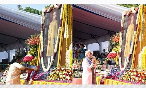 राष्ट्रपति, प्रधानमंत्री ने संसद परिसर में अंबेडकर की प्रतिमा पर पुष्पांजलि अर्पित की