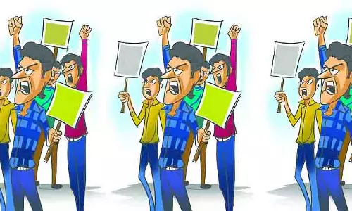 KMC आउटसोर्स कर्मचारियों ने वेतन भुगतान की मांग की