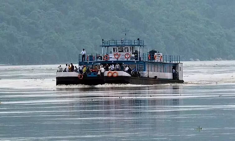 Assam : माजुली में तेज़ धूल भरी आंधी के कारण नौकाएं फंसी