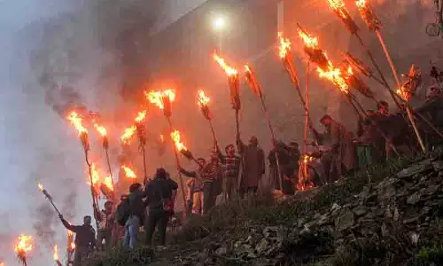 Jammu: ऐशमुकाम दरगाह में मशाल उत्सव में हजारों लोग शामिल हुए
