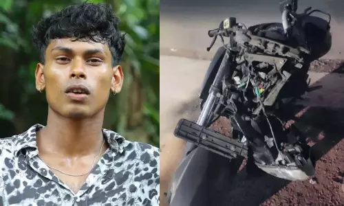 Kerala: पेट्रोल पंप की ओर बाइक मोड़ते समय लॉरी की चपेट में आने से छात्र की दर्दनाक मौत Kerala: पेट्रोल पंप की ओर बाइक मोड़ते समय लॉरी की चपेट में आने से छात्र की दर्दनाक मौत