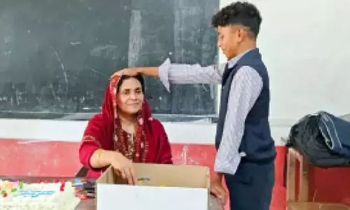 किसी भी नशीले पदार्थ का उपयोग नहीं किया जाता है; छात्र शिक्षक का सिर छूकर शपथ लेते