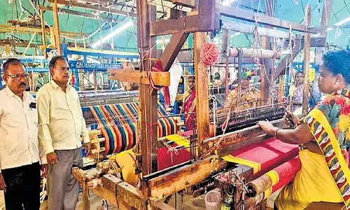 Karnataka: गजेंद्रगढ़ की धारीदार बॉर्डर वाली साड़ी को भौगोलिक संकेत (GI) मान्यता मिली Karnataka: गजेंद्रगढ़ की धारीदार बॉर्डर वाली साड़ी को भौगोलिक संकेत (GI) मान्यता मिली