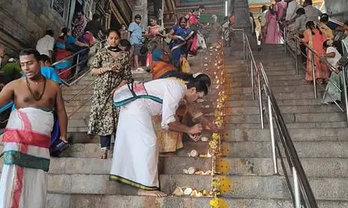 60 तमिल वर्षों के नाम वाली सीढ़ियाँ स्वामीमलाई मंदिर में पाडी पूजा