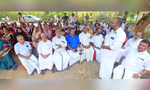 Kerala: लाभ की मांग को लेकर एल्स्टन एस्टेट के कर्मचारियों ने अनिश्चितकालीन हड़ताल शुरू कर दी Kerala: लाभ की मांग को लेकर एल्स्टन एस्टेट के कर्मचारियों ने अनिश्चितकालीन हड़ताल शुरू कर दी