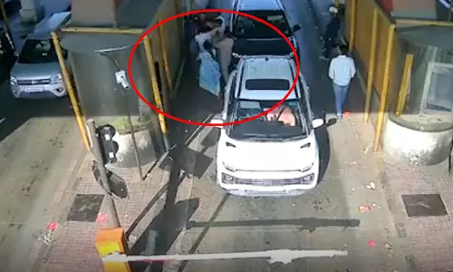 महिला ने टोलकर्मी को जमकर पीटा, टोल प्लाजा पर हंगामा, VIDEO.