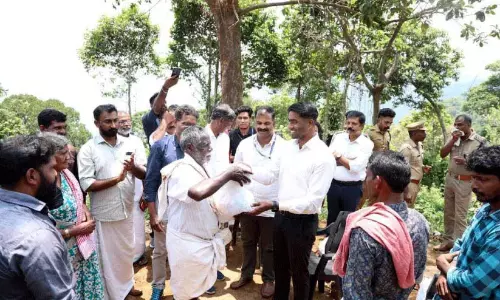 अथिराप्पिल्ली में आदिवासियों के लिए विशु कैनेट्टम: बिजली और भूमि आवंटित