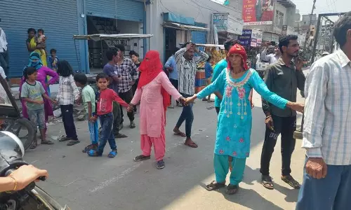 Haryana : भिवानी निवासियों ने पेयजल संकट के विरोध में सड़क जाम किया Haryana : भिवानी निवासियों ने पेयजल संकट के विरोध में सड़क जाम किया