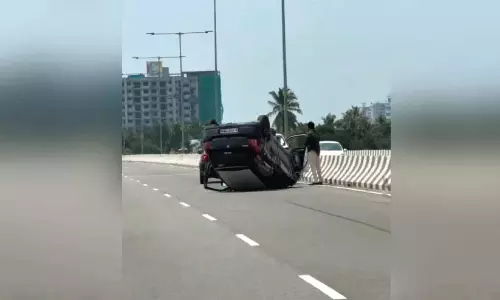 Kerala: कझाकूट्टम एलिवेटेड हाईवे पर कार पलटी Kerala: कझाकूट्टम एलिवेटेड हाईवे पर कार पलटी