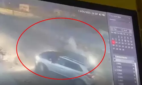बम फेंकने का LIVE वीडियो, कार सवार लोग उतरकर भागे