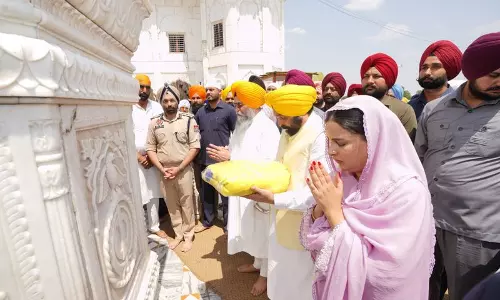 बैसाखी पर पंजाब, Haryana के गुरुद्वारों में श्रद्धालु पूजा-अर्चना करते हैं