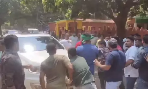 Odisha: बीजद नेता प्रणब बालाबंतराय की कार पर जाजपुर में हमला Odisha: बीजद नेता प्रणब बालाबंतराय की कार पर जाजपुर में हमला
