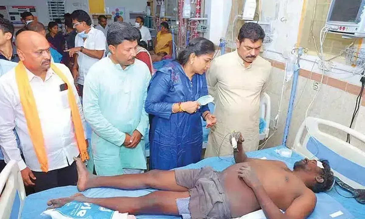 Andhra: अनकापल्ली पटाखा फैक्ट्री में विस्फोट से 8 की मौत Andhra: अनकापल्ली पटाखा फैक्ट्री में विस्फोट से 8 की मौत