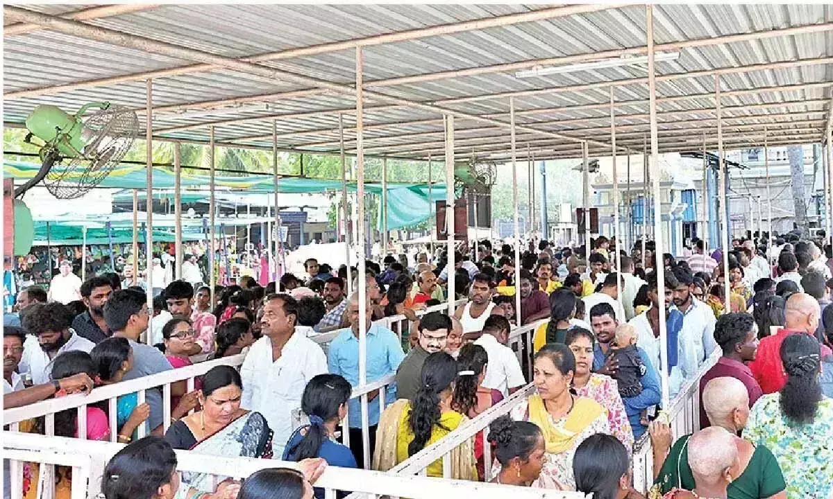 Andhra: छुट्टियों के कारण आध्यात्मिक स्थलों पर भारी भीड़ Andhra: छुट्टियों के कारण आध्यात्मिक स्थलों पर भारी भीड़