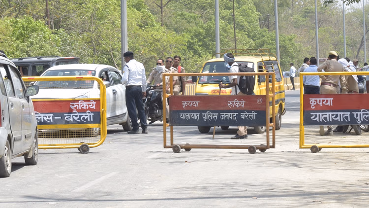 Bareilly: ग्रीन टैक्स नहीं भरा तो बरेली में सस्पेंड हुए हजारों वाहन Bareilly: ग्रीन टैक्स नहीं भरा तो बरेली में सस्पेंड हुए हजारों वाहन