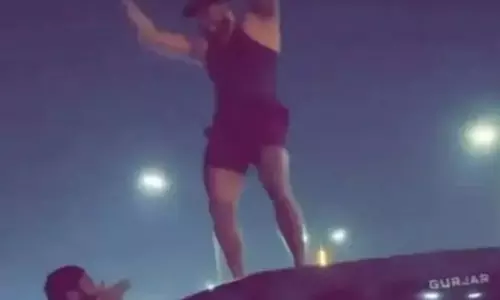 Noida: नाचते हुए युवक को पुलिस ने सिखाया सबक, 38 हजार का भारी चालान