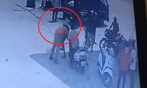 पेट्रोल डलवाने के बाद गुंडागर्दी, कर्मचारी गंभीर रूप से घायल