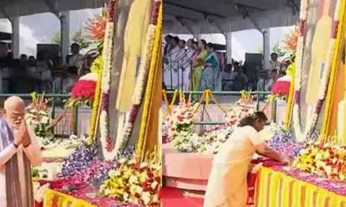 राष्ट्रपति मुर्मू और पीएम मोदी ने संसद में अंबेडकर को अर्पित की पुष्पांजलि