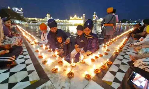 Khalsa Sarjna दिवस मनाने के लिए स्वर्ण मंदिर में भक्तों की भीड़ उमड़ी Khalsa Sarjna दिवस मनाने के लिए स्वर्ण मंदिर में भक्तों की भीड़ उमड़ी