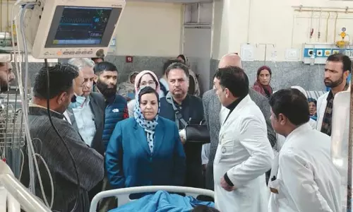 सकीना इटू ने श्रीनगर में SKIMS-SMHS अस्पताल का दौरा किया सकीना इटू ने श्रीनगर में SKIMS-SMHS अस्पताल का दौरा किया
