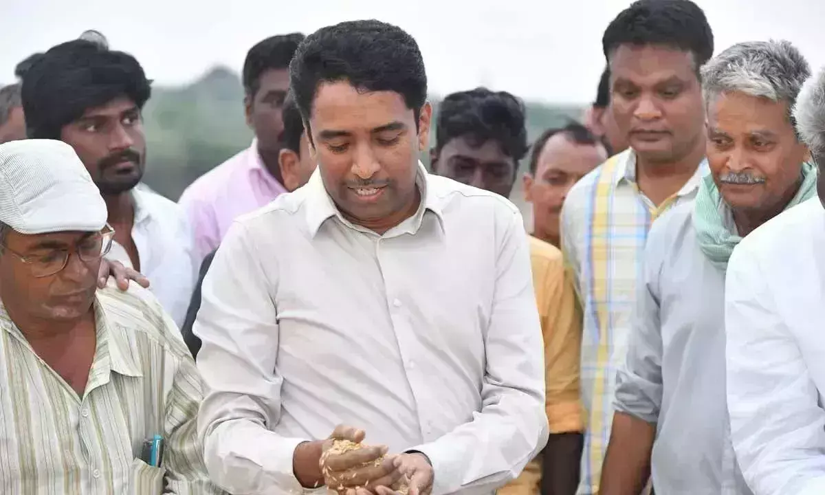 Collector ने किसानों को दिया हर दाना खरीदने का आश्वासन