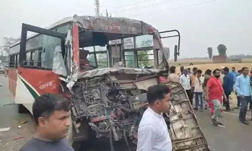 बस और टैंकर के बीच जोरदार टक्कर, 30-35 लोग घायल