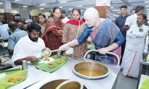 Pawan Kalyan की पत्नी अन्ना लेझनेवा ने तिरुमाला में पूजा-अर्चना की, मंदिर ट्रस्ट को 17 लाख रुपये दान किए Pawan Kalyan की पत्नी अन्ना लेझनेवा ने तिरुमाला में पूजा-अर्चना की, मंदिर ट्रस्ट को 17 लाख रुपये दान किए