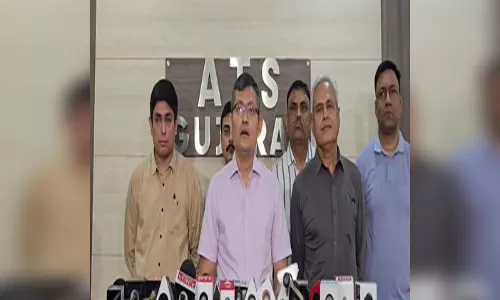 ATS-कोस्ट गार्ड की कार्रवाई, 1,800 करोड़ की ड्रग्स समुद्र में फेंक भागे तस्कर ATS-कोस्ट गार्ड की कार्रवाई, 1,800 करोड़ की ड्रग्स समुद्र में फेंक भागे तस्कर