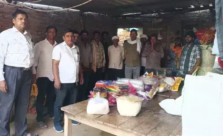 Ballia: मदद संस्थान ने तीन बेटियों की शादी में बढ़ाया सहयोग का हाथ Ballia: मदद संस्थान ने तीन बेटियों की शादी में बढ़ाया सहयोग का हाथ